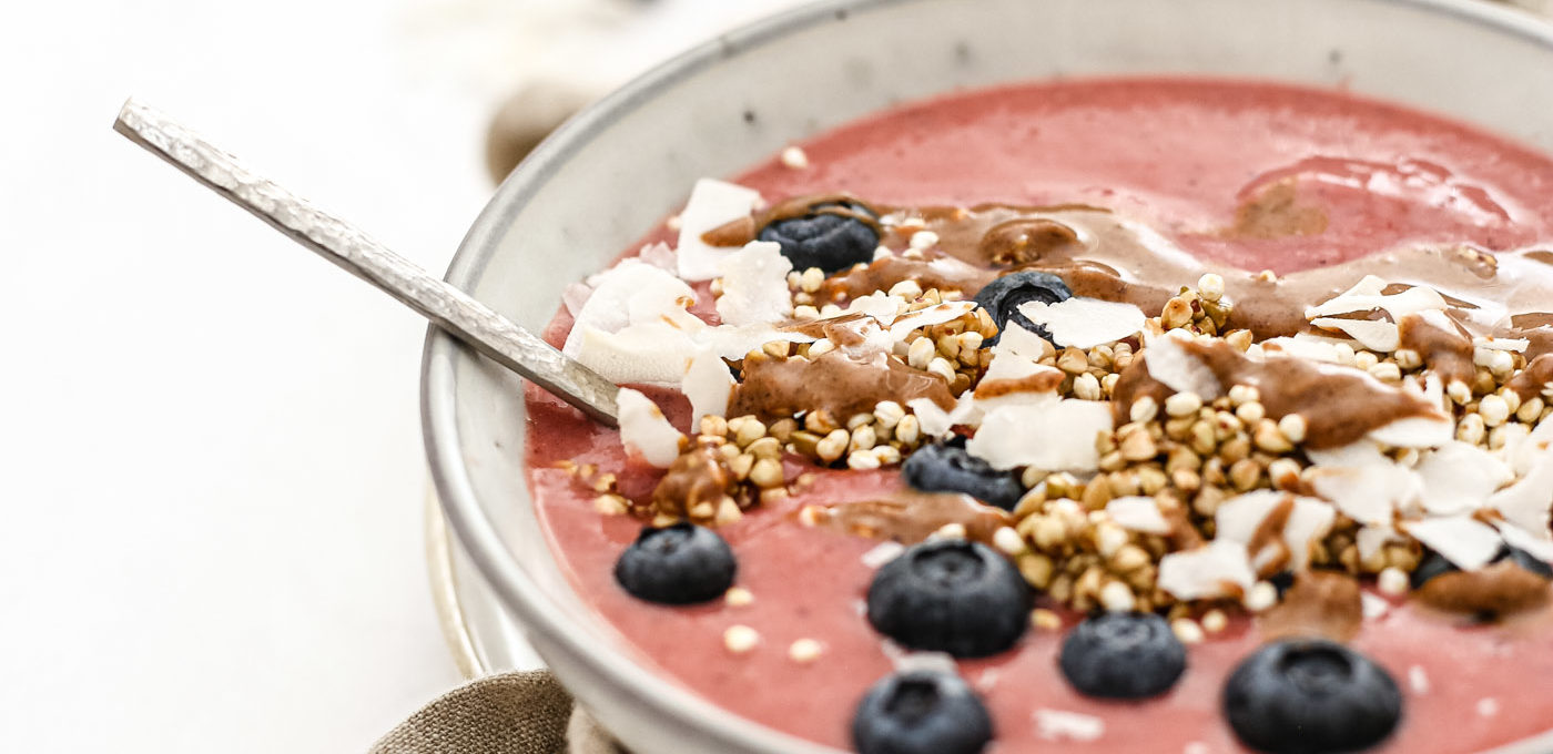 Rhubarb smoothie with caramelized buckwheat