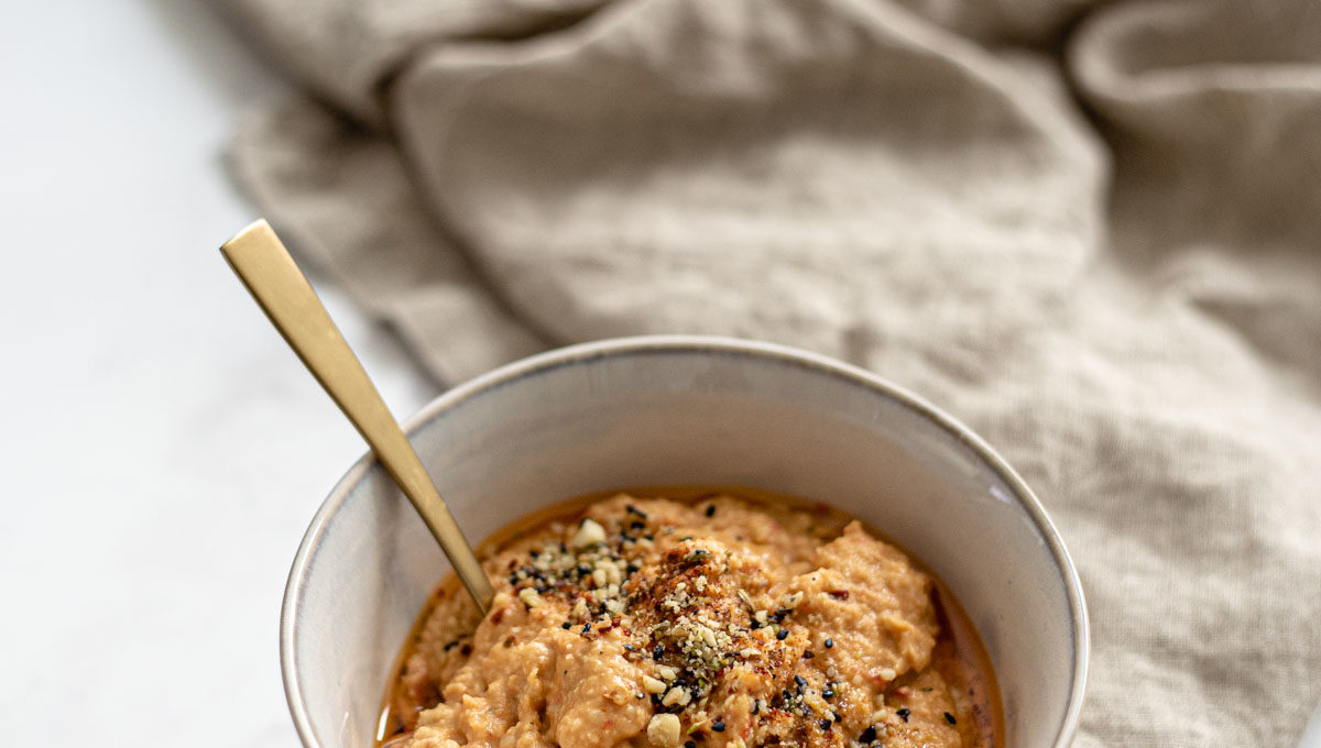 Spicy paprika hummus