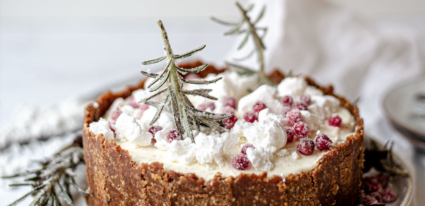 Vanilla-lingonberry gingerbread cheesecake