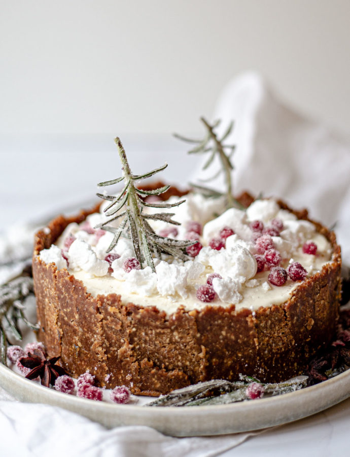 Vanilla-lingonberry gingerbread cheesecake