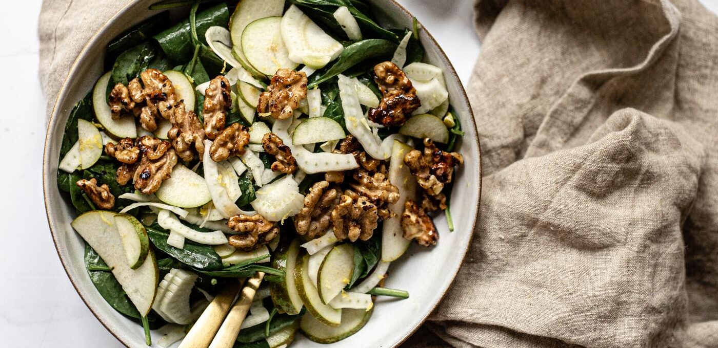 Spinach and fennel salad with caramelized walnuts