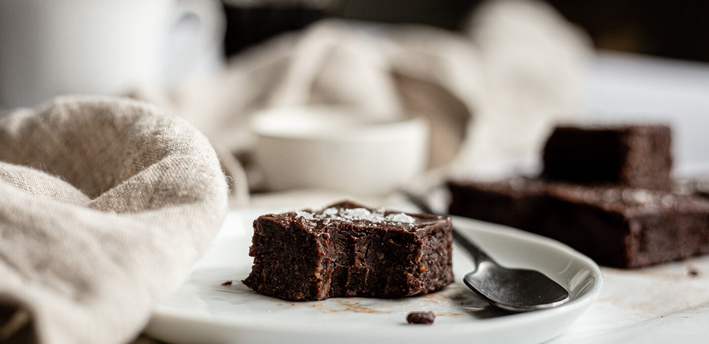 Healthy Mocca brownie bites with flake salt